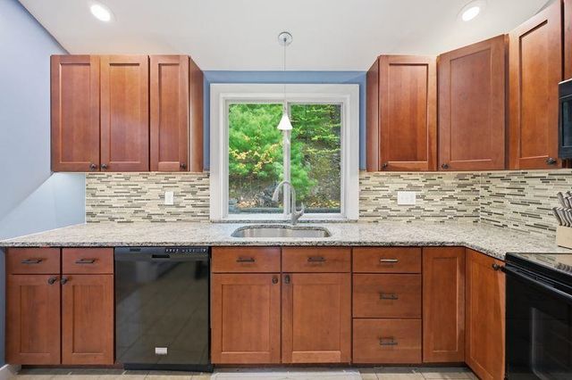 10 Hillside Road, Kingston, NH 03848