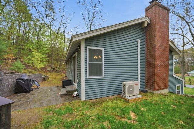 10 Hillside Road, Kingston, NH 03848