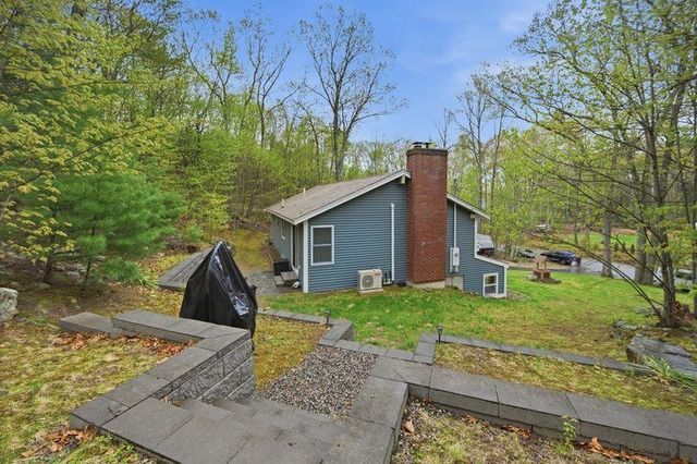 10 Hillside Road, Kingston, NH 03848