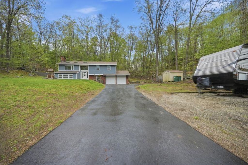 10 Hillside Road, Kingston, NH 03848