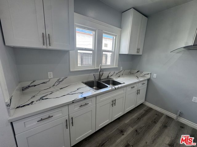 136 W 43rd Place, Los Angeles, CA 90037