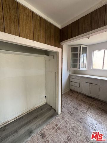 136 W 43rd Place, Los Angeles, CA 90037