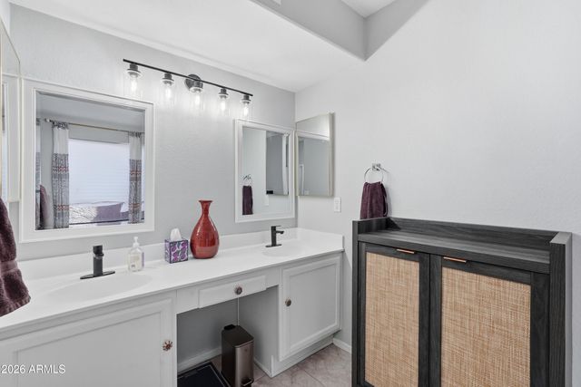 4534 E AMBERWOOD Drive, Phoenix, AZ 85048