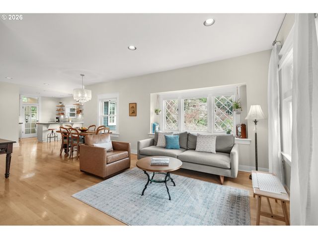 1361 Sw BROADWAY Dr, Portland, OR 97201