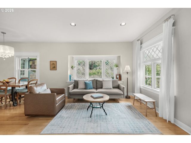 1361 Sw BROADWAY Dr, Portland, OR 97201