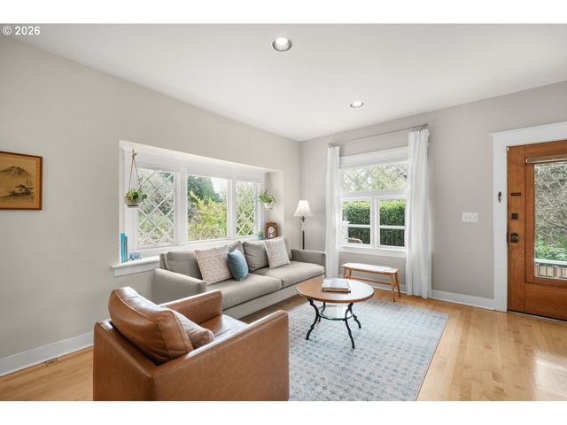 1361 Sw BROADWAY Dr, Portland, OR 97201