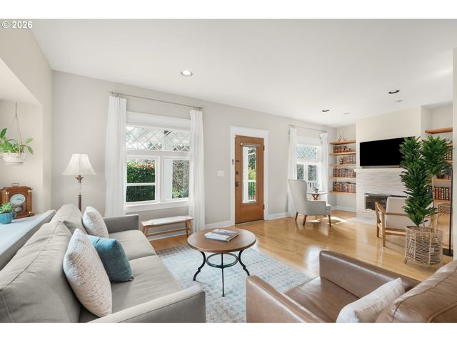 1361 Sw BROADWAY Dr, Portland, OR 97201