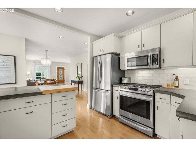 1361 Sw BROADWAY Dr, Portland, OR 97201