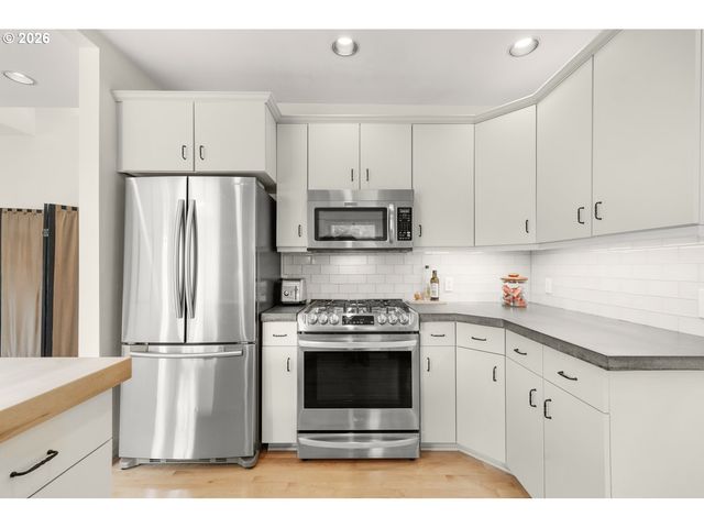 1361 Sw BROADWAY Dr, Portland, OR 97201