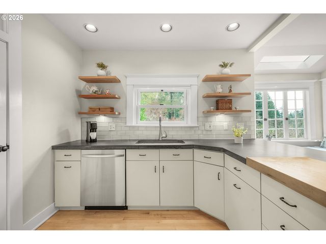 1361 Sw BROADWAY Dr, Portland, OR 97201