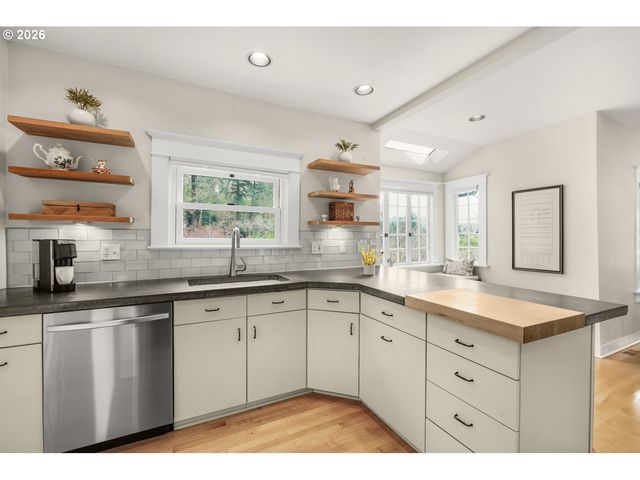 1361 Sw BROADWAY Dr, Portland, OR 97201