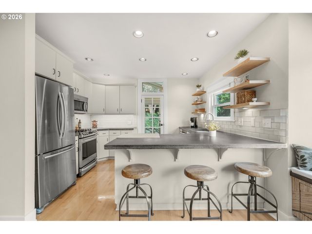 1361 Sw BROADWAY Dr, Portland, OR 97201