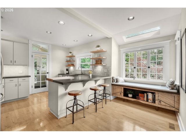 1361 Sw BROADWAY Dr, Portland, OR 97201