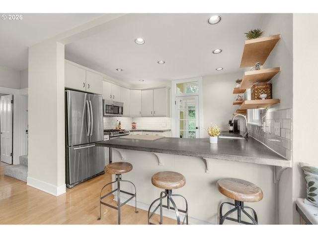 1361 Sw BROADWAY Dr, Portland, OR 97201