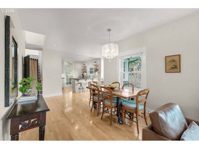 1361 Sw BROADWAY Dr, Portland, OR 97201