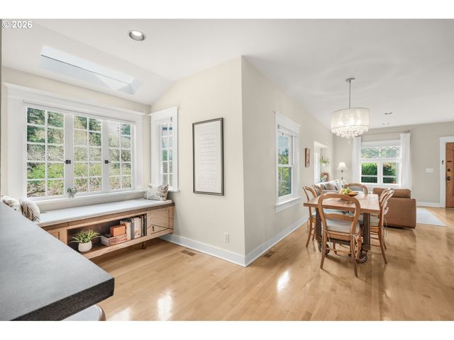 1361 Sw BROADWAY Dr, Portland, OR 97201