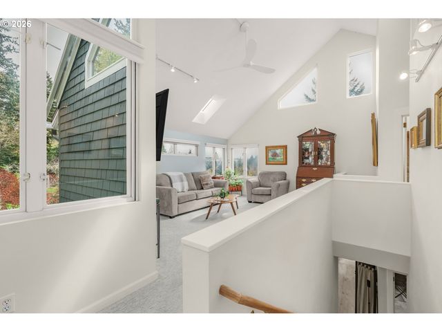 1361 Sw BROADWAY Dr, Portland, OR 97201