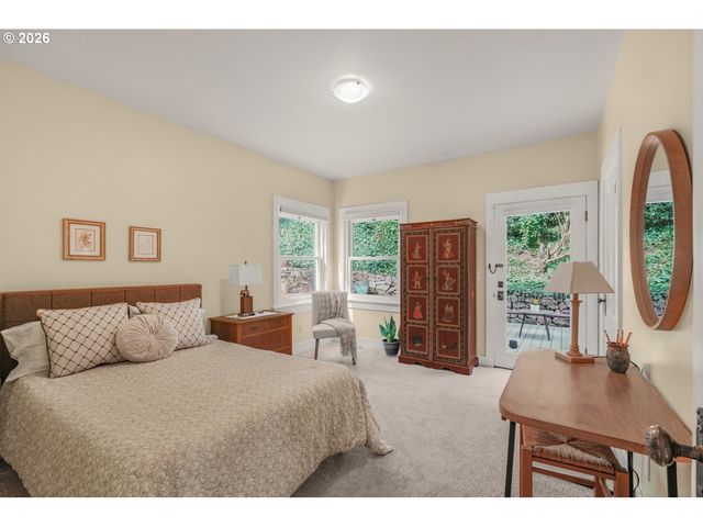 1361 Sw BROADWAY Dr, Portland, OR 97201