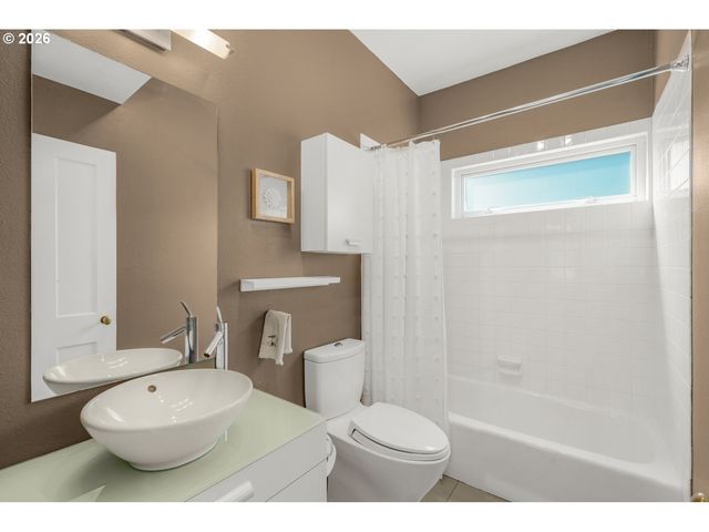 1361 Sw BROADWAY Dr, Portland, OR 97201