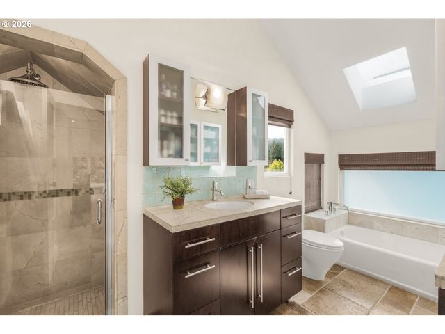 1361 Sw BROADWAY Dr, Portland, OR 97201