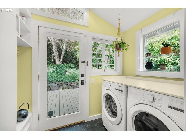 1361 Sw BROADWAY Dr, Portland, OR 97201