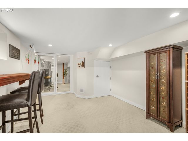 1361 Sw BROADWAY Dr, Portland, OR 97201