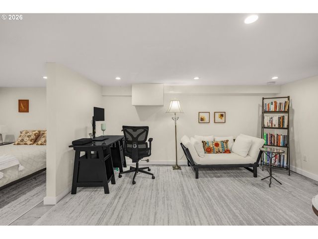 1361 Sw BROADWAY Dr, Portland, OR 97201