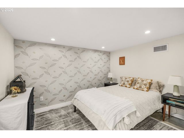 1361 Sw BROADWAY Dr, Portland, OR 97201