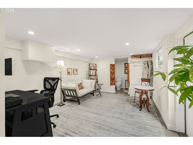 1361 Sw BROADWAY Dr, Portland, OR 97201