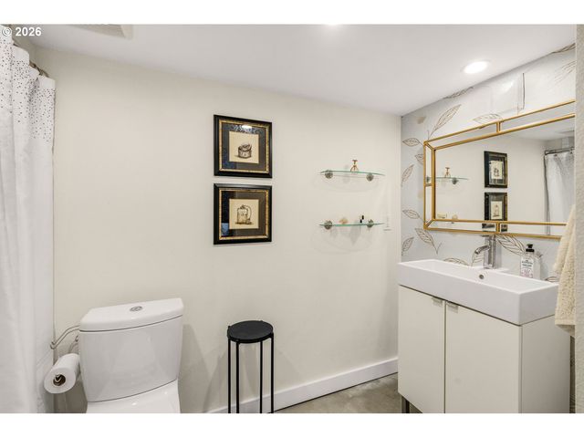 1361 Sw BROADWAY Dr, Portland, OR 97201