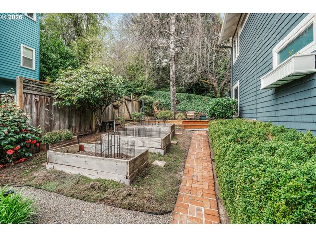 1361 Sw BROADWAY Dr, Portland, OR 97201