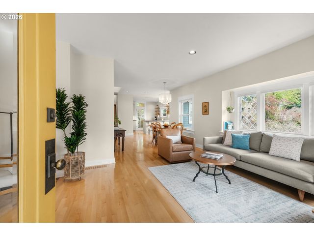 1361 Sw BROADWAY Dr, Portland, OR 97201