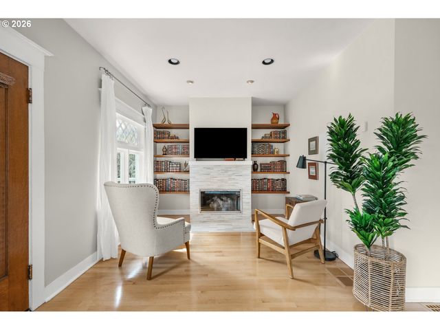 1361 Sw BROADWAY Dr, Portland, OR 97201