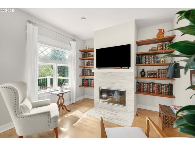 1361 Sw BROADWAY Dr, Portland, OR 97201