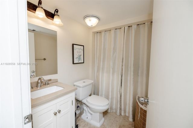 11006 N Harmony Lake Circle, Davie, FL 33324