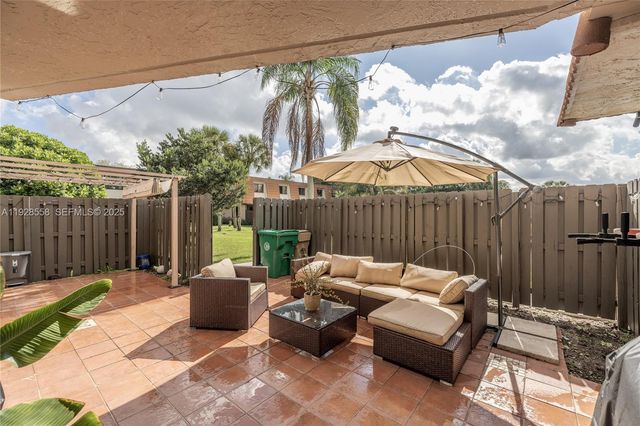 11006 N Harmony Lake Circle, Davie, FL 33324