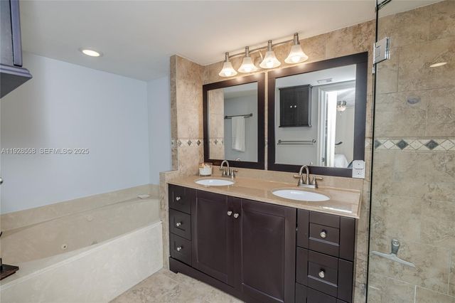 11006 N Harmony Lake Circle, Davie, FL 33324