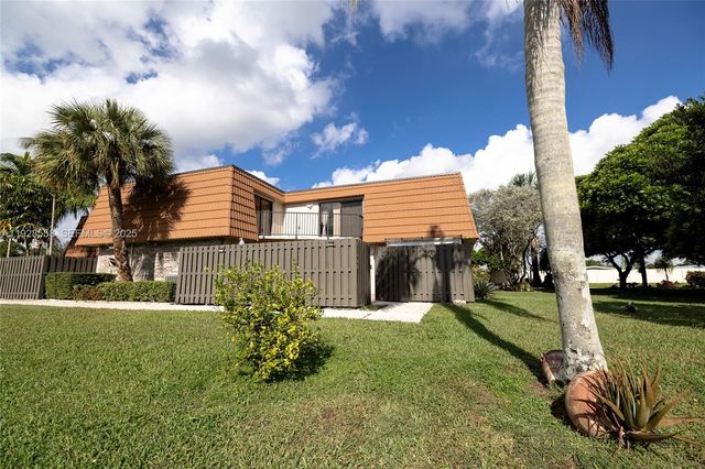 11006 N Harmony Lake Circle, Davie, FL 33324
