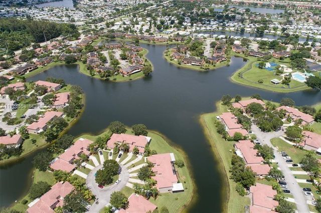 11006 N Harmony Lake Circle, Davie, FL 33324