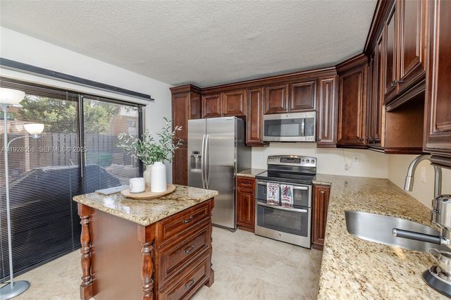 11006 N Harmony Lake Circle, Davie, FL 33324