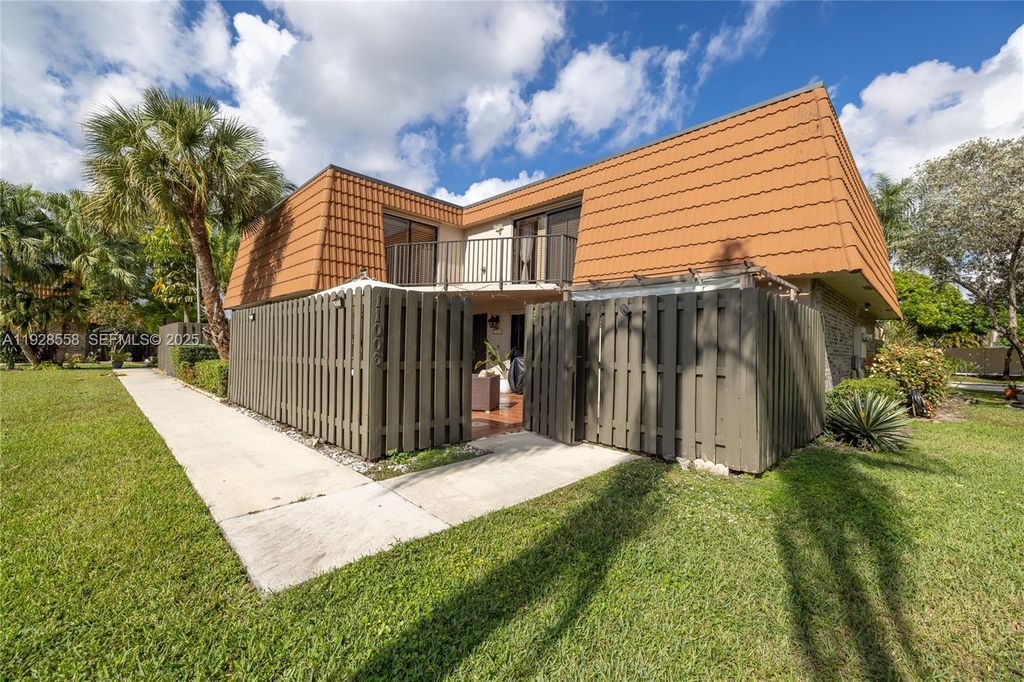 11006 N Harmony Lake Circle, Davie, FL 33324