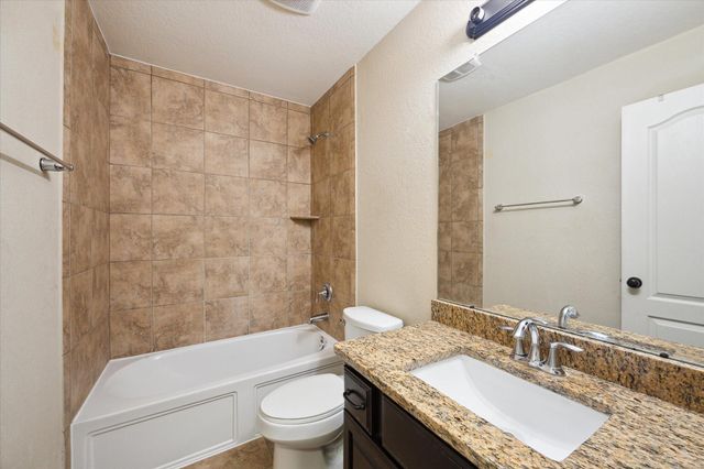 208 Morgan Isle Lane, Dickinson, TX 77539