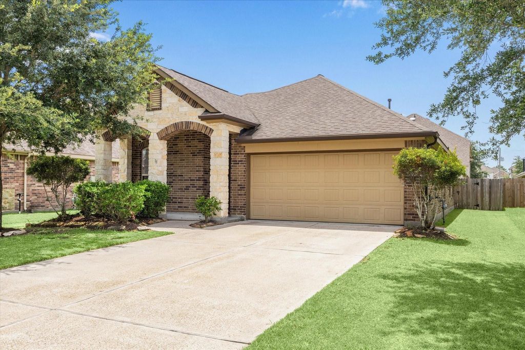 208 Morgan Isle Lane, Dickinson, TX 77539