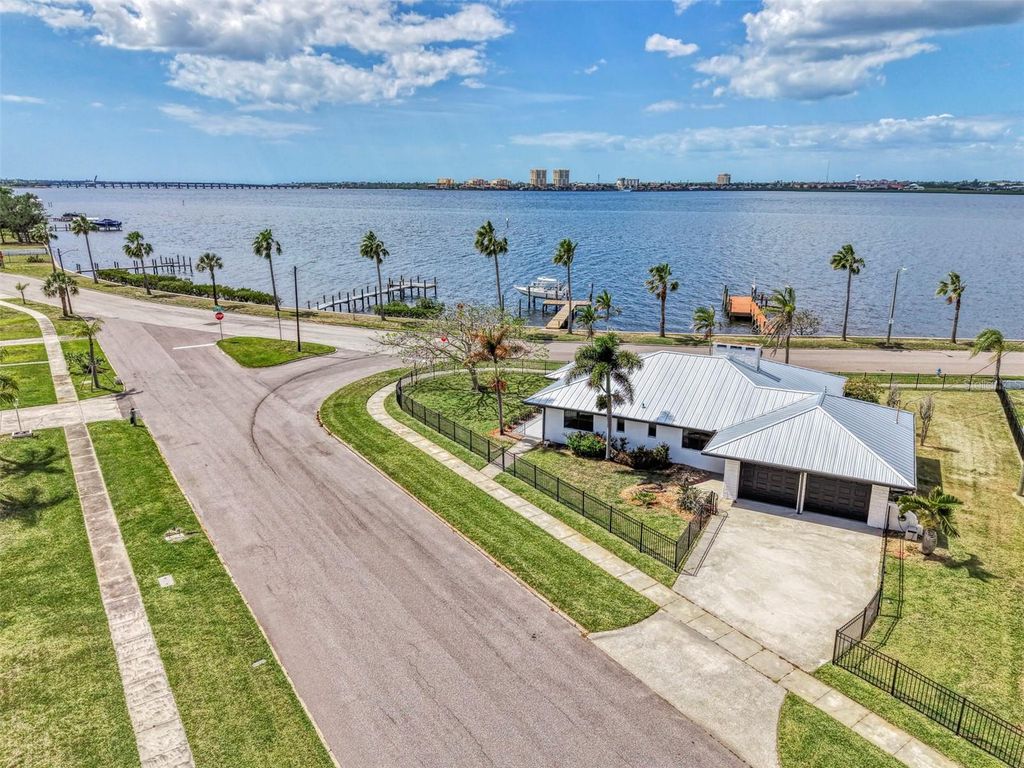 1822 RIVERSIDE DRIVE E, Bradenton, FL 34208