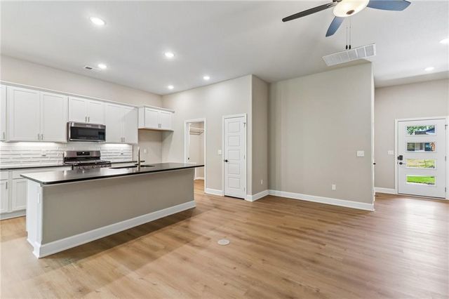 22692 W 87th Street, Lenexa, KS 66227