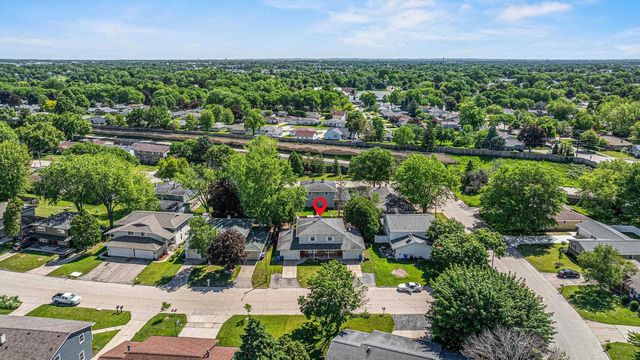 706 N HAWTHORNE DRIVE, Appleton, WI 54915