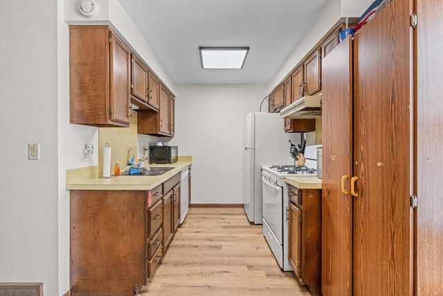 706 N HAWTHORNE DRIVE, Appleton, WI 54915