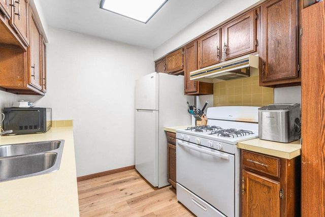 706 N HAWTHORNE DRIVE, Appleton, WI 54915