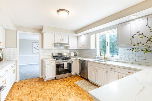 3 Hidden Mdw, Penfield, NY 14526