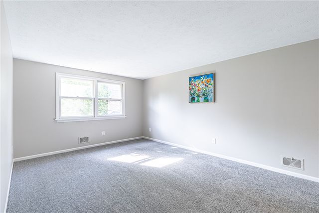 3 Hidden Mdw, Penfield, NY 14526